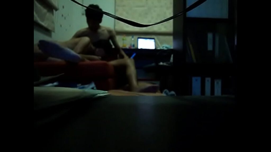 ฝนตกแบบนี้มันได้บรรยากาศเสียจริงๆ มันต้องชวนเมียมาเสียวหลั่งช้า