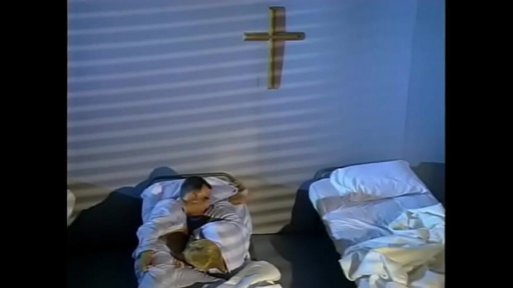 คลิปโป๊ฟรีเด็กหนุ่มเกย์ดึกแล้วเงี่ยนเข้าไปลักหลับเพื่อนชายจนเขาตื่นมาเสียวด้วย