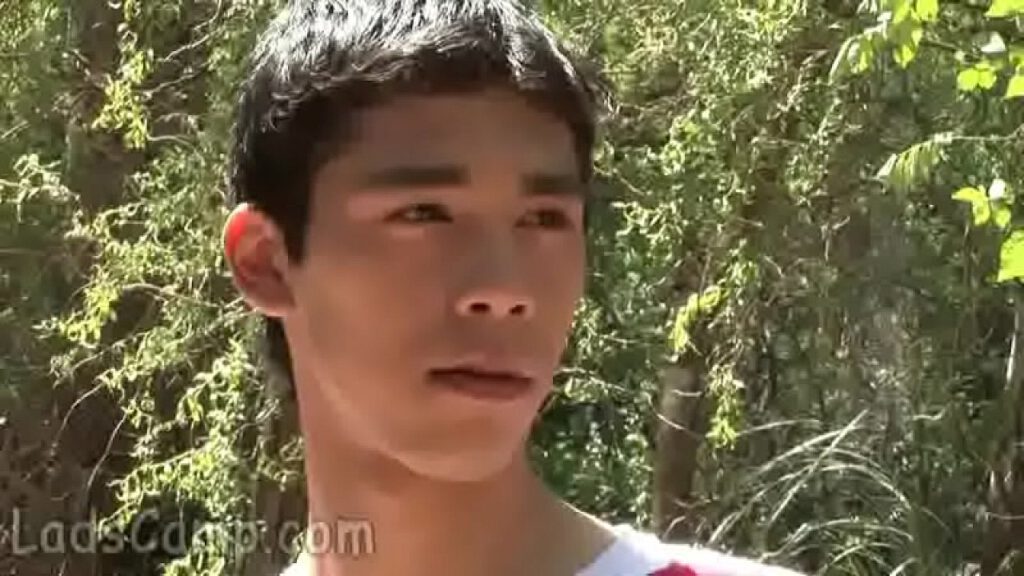 วิ่งออกกำลังกายแล้วมาเจอหนุ่มกำลังนอนชักว่าวอยู่หาแฟนเกย์